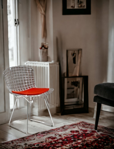 Bertoia Stuhl mit rotem Sitzkissen von Knoll International, Drahtstuhl Designklassiker für Wohnzimmer.