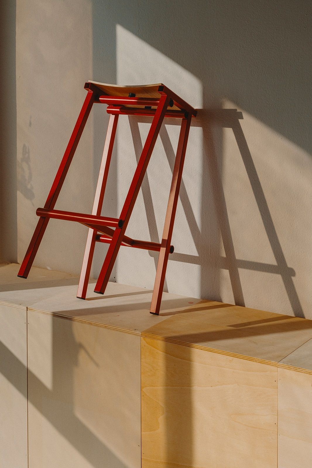 Roter Taburete 8 Bar Stool Barhocker von Hay mit Holzplatte und minimalistischem Design.