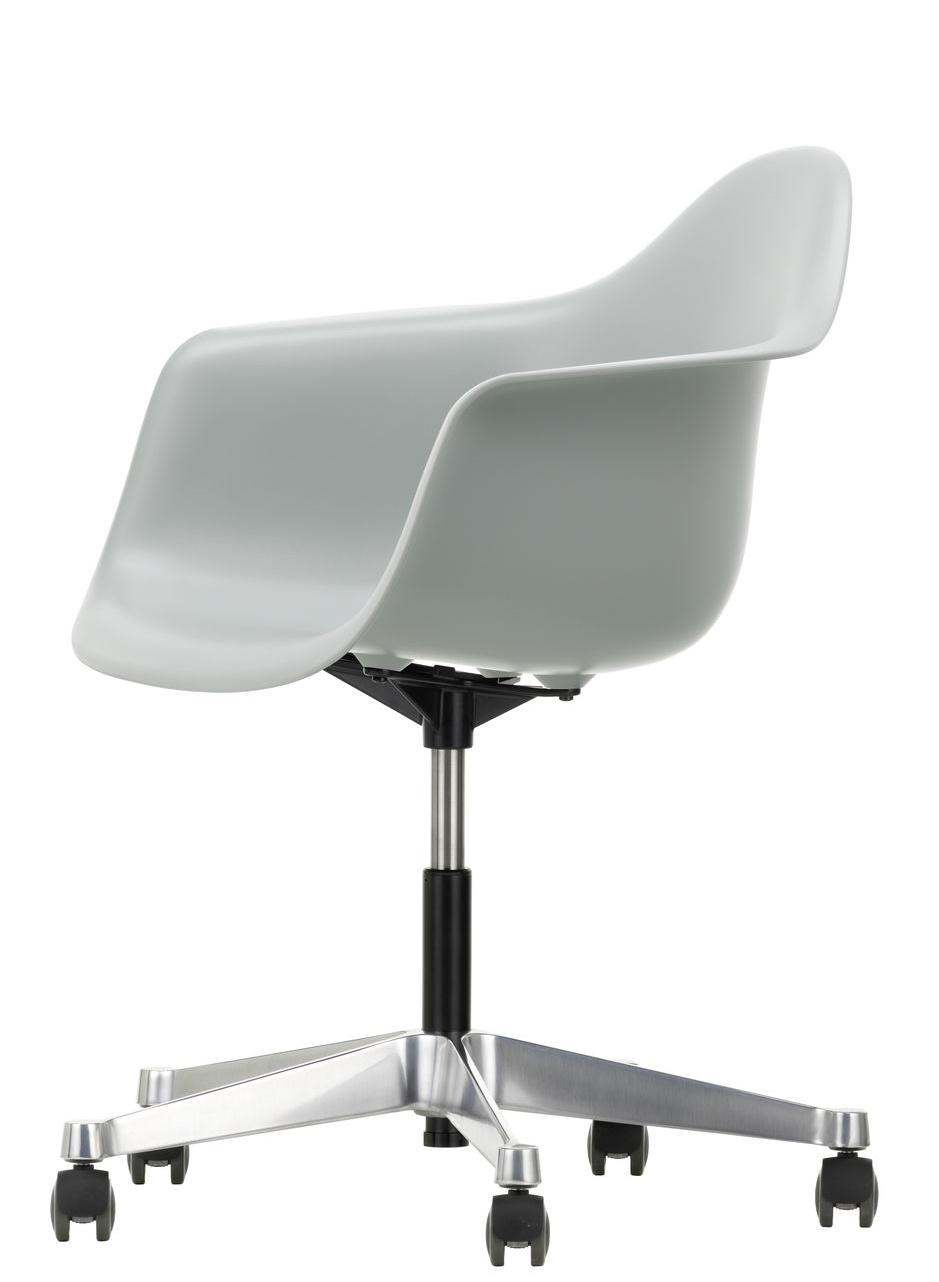 Eames Plastic Arm Chair von Vitra, hellgrauer Bürostuhl mit Rollen und silbernem Fußkreuz.