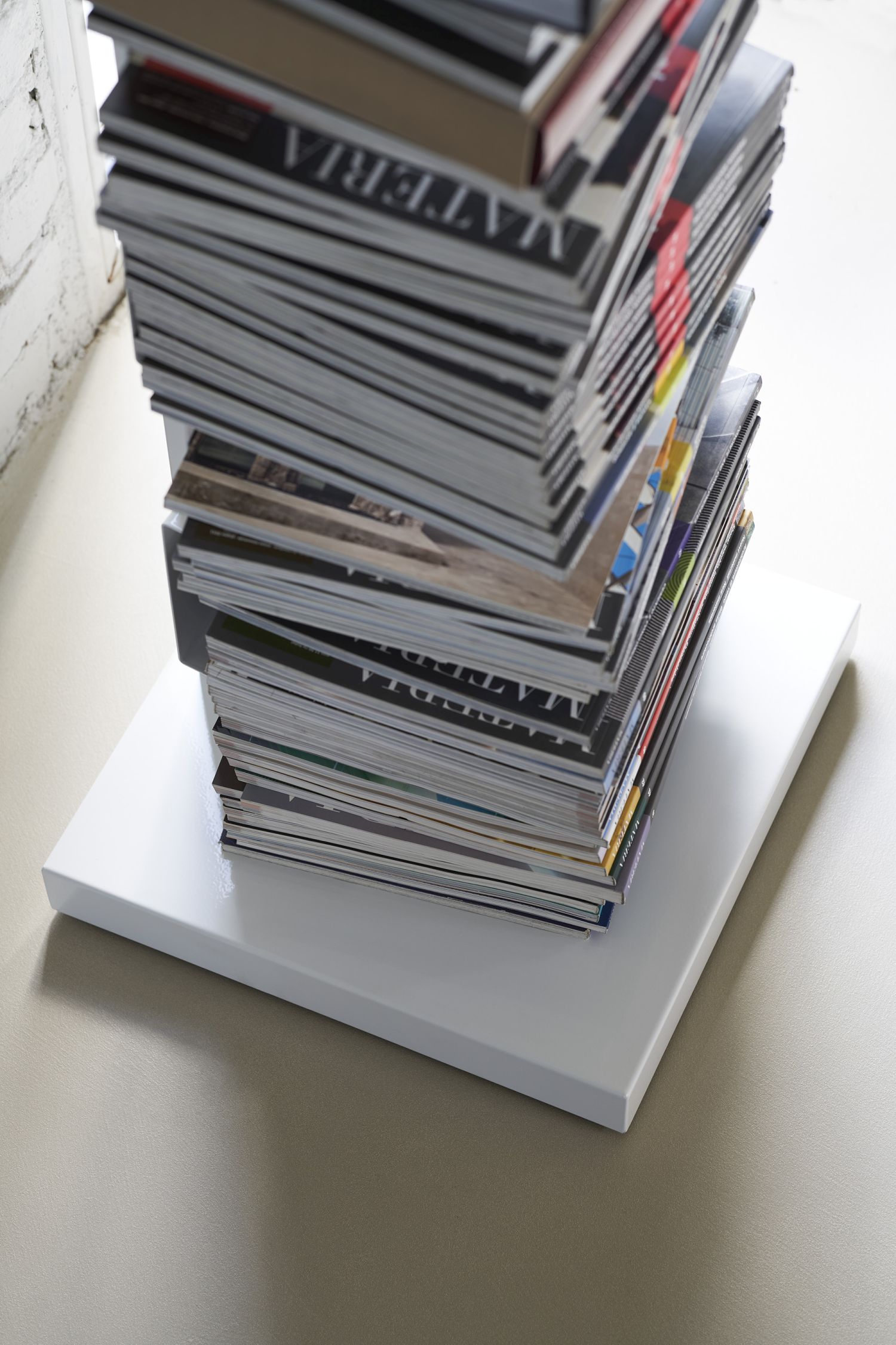 Stapel Zeitschriften auf dem Ptolomeo Bücherregal von Opinion Ciatti, modernes Design Bücherregal.