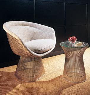 Beiger Platner Sessel von Knoll International neben passendem Beistelltisch mit Glasplatte. Designklassiker.