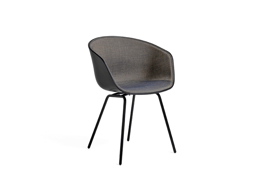 Hay AAC26 Stuhl mit grauem Stoffbezug und schwarzem Gestell, moderner Designstuhl für Wohnen und Büro.