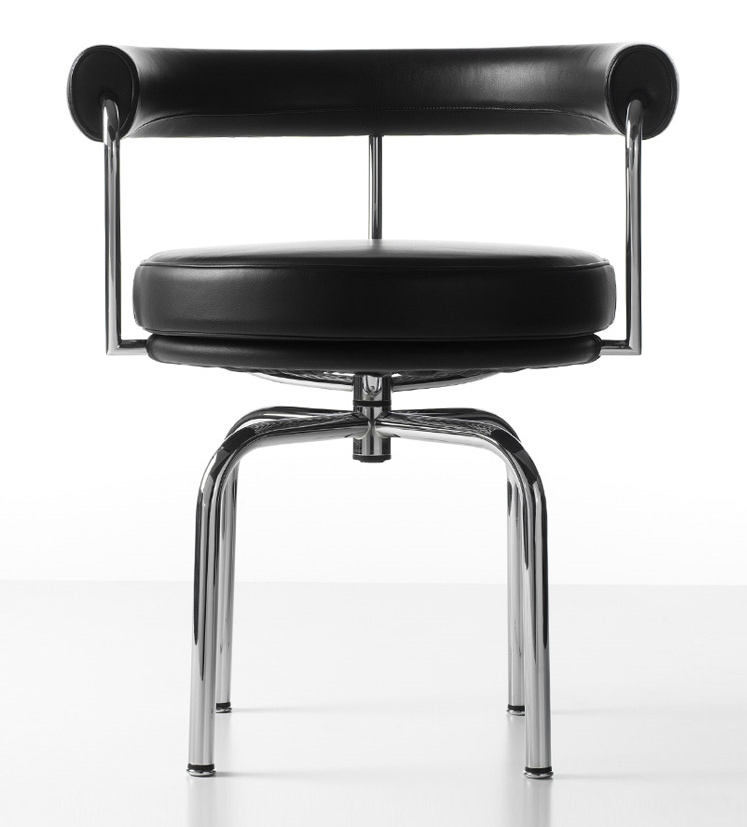 7 Fauteuil Tournant Drehsessel Cassina mit schwarzem Lederbezug und verchromtem Gestell, Frontansicht.