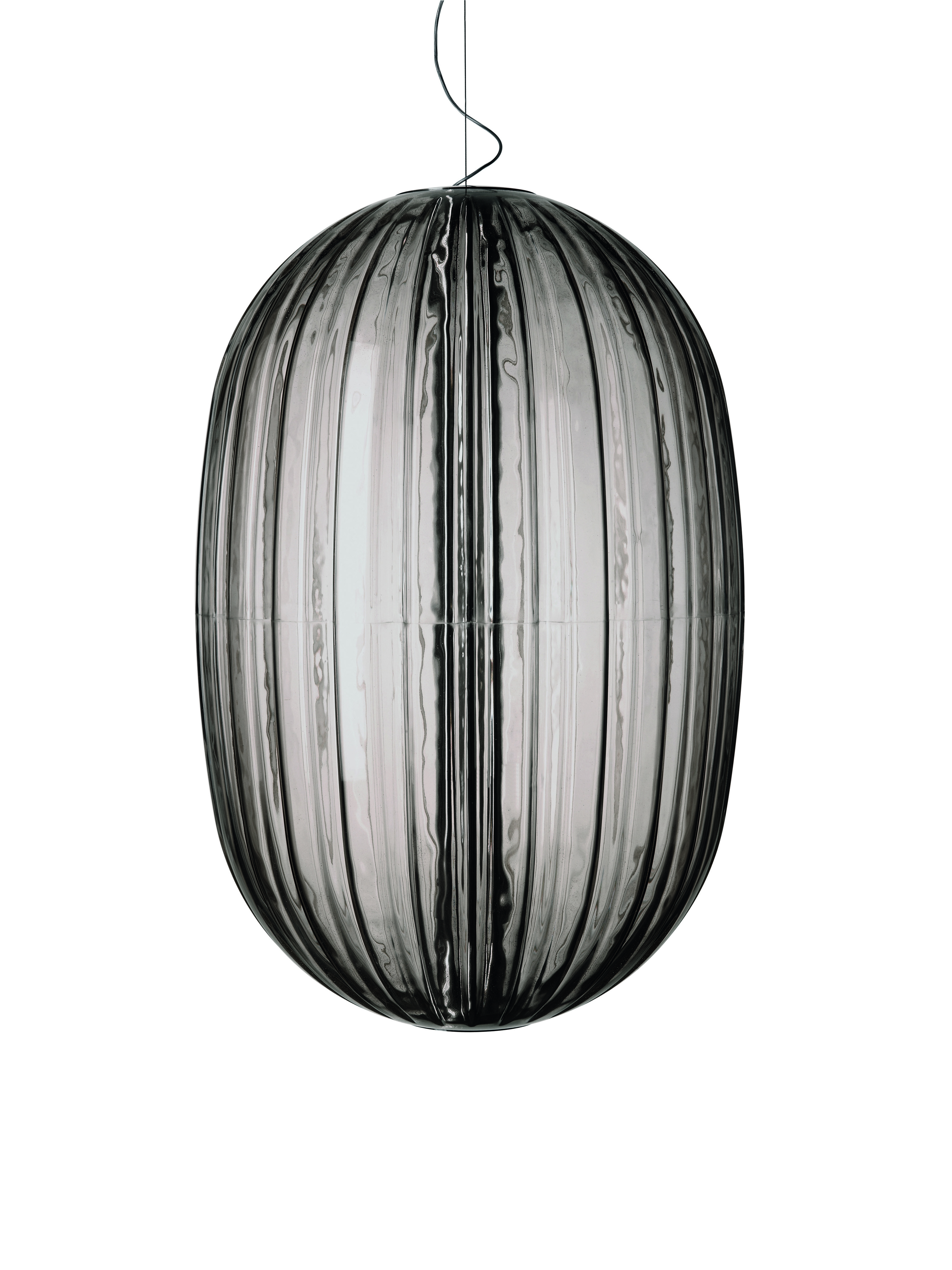 Nahaufnahme der modernen Foscarini PLASS Hängeleuchte mit gerippter Oberfläche und Halogen/LED-Beleuchtung.