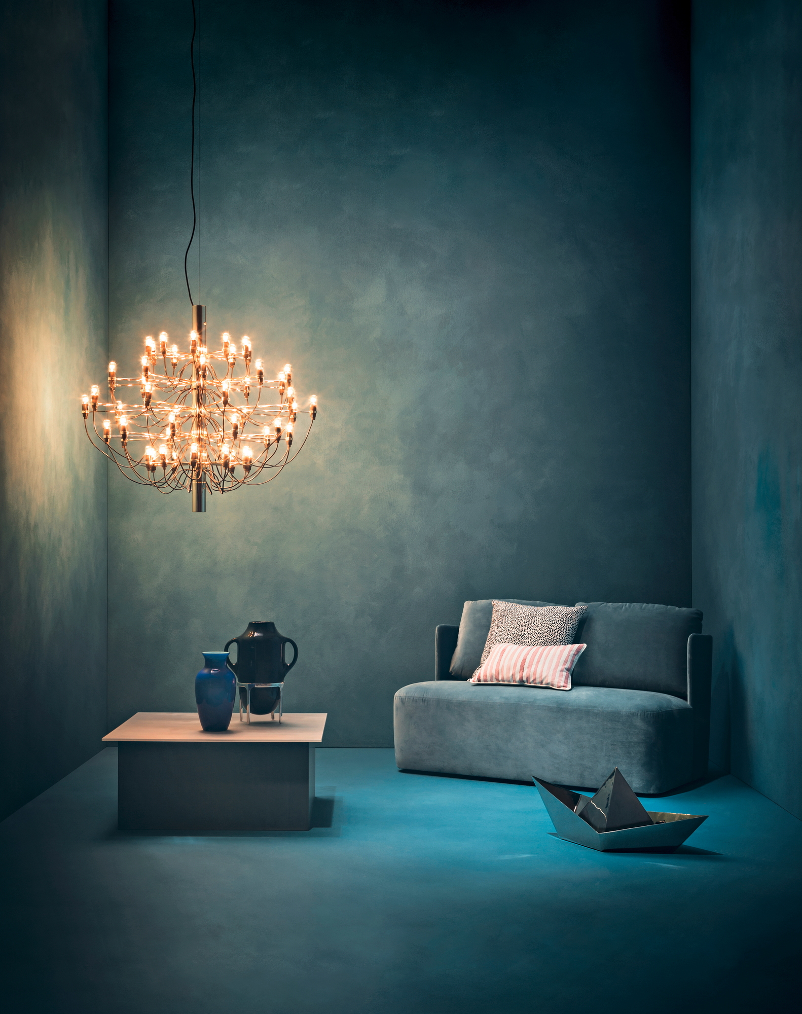 Flos 2097/30 LED Kronleuchter in Weiß mit mattierten Glühbirnen, modernes Design für Wohnzimmer.