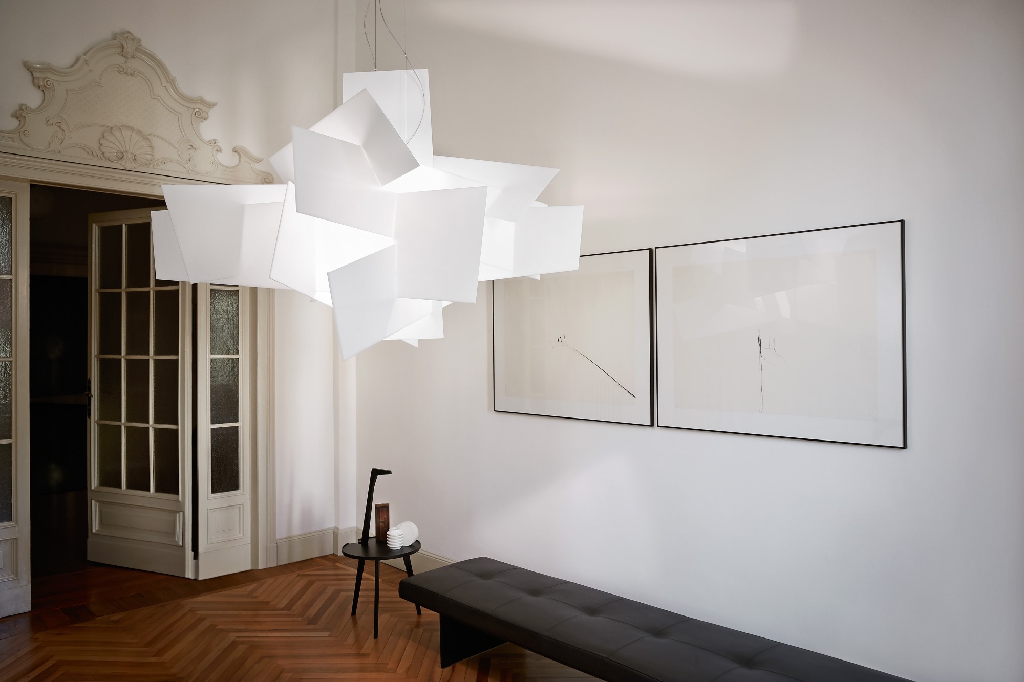 Weiße Big Bang Pendelleuchte von Foscarini, moderne LED-Lampe im Wohnzimmer.