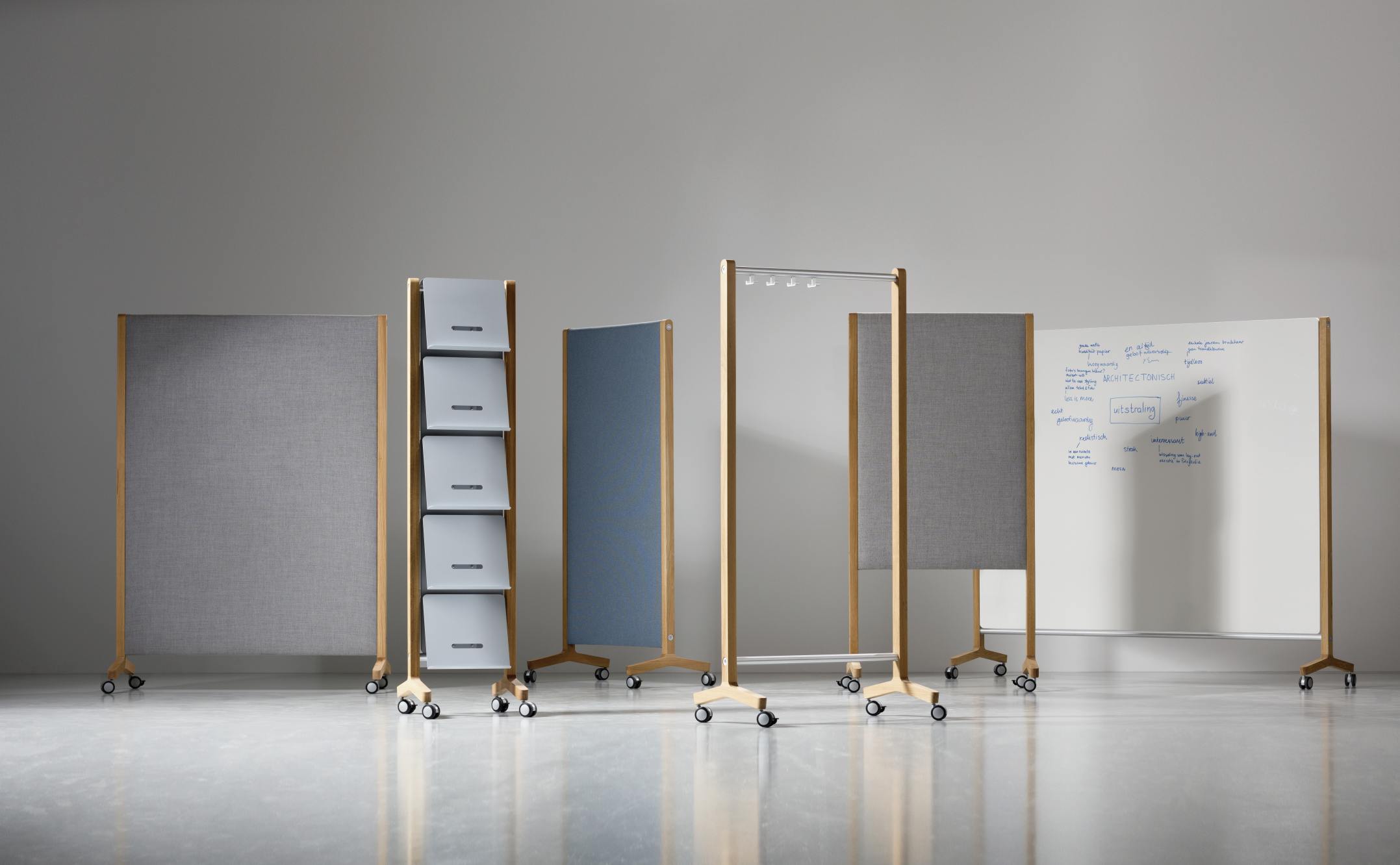 Round20 Cascando: Mobiles Büromöbel-Set mit Prospekthalter, Stellwänden und Whiteboard für flexible Arbeitsbereiche.