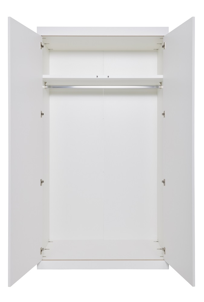 Offener, weißer Flai Kleiderschrank von Müller Möbelwerkstätten mit zwei Türen und Kleiderstange.