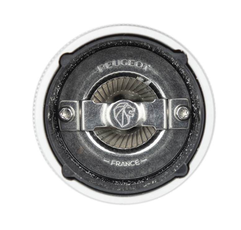 Detailaufnahme des Mahlwerks der Peugeot Line Salzmühle aus Aluminium und Naturholz, hochwertige Küchenmühle.