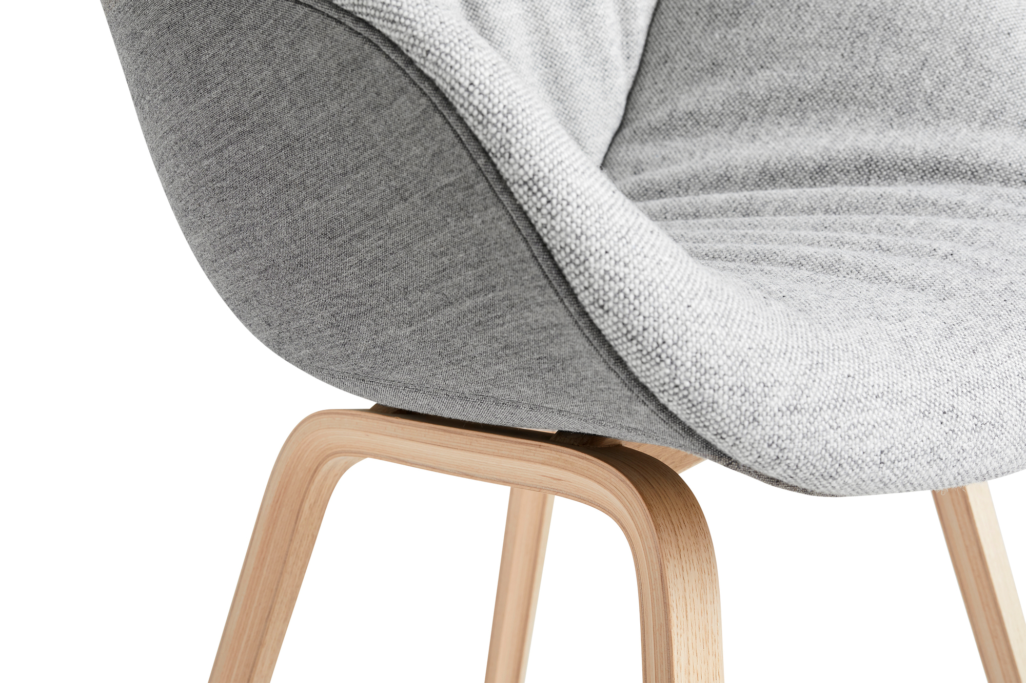 Detailaufnahme des Hay About a Chair AAC123 Soft Stuhls mit grauem Stoffbezug und Holzgestell.
