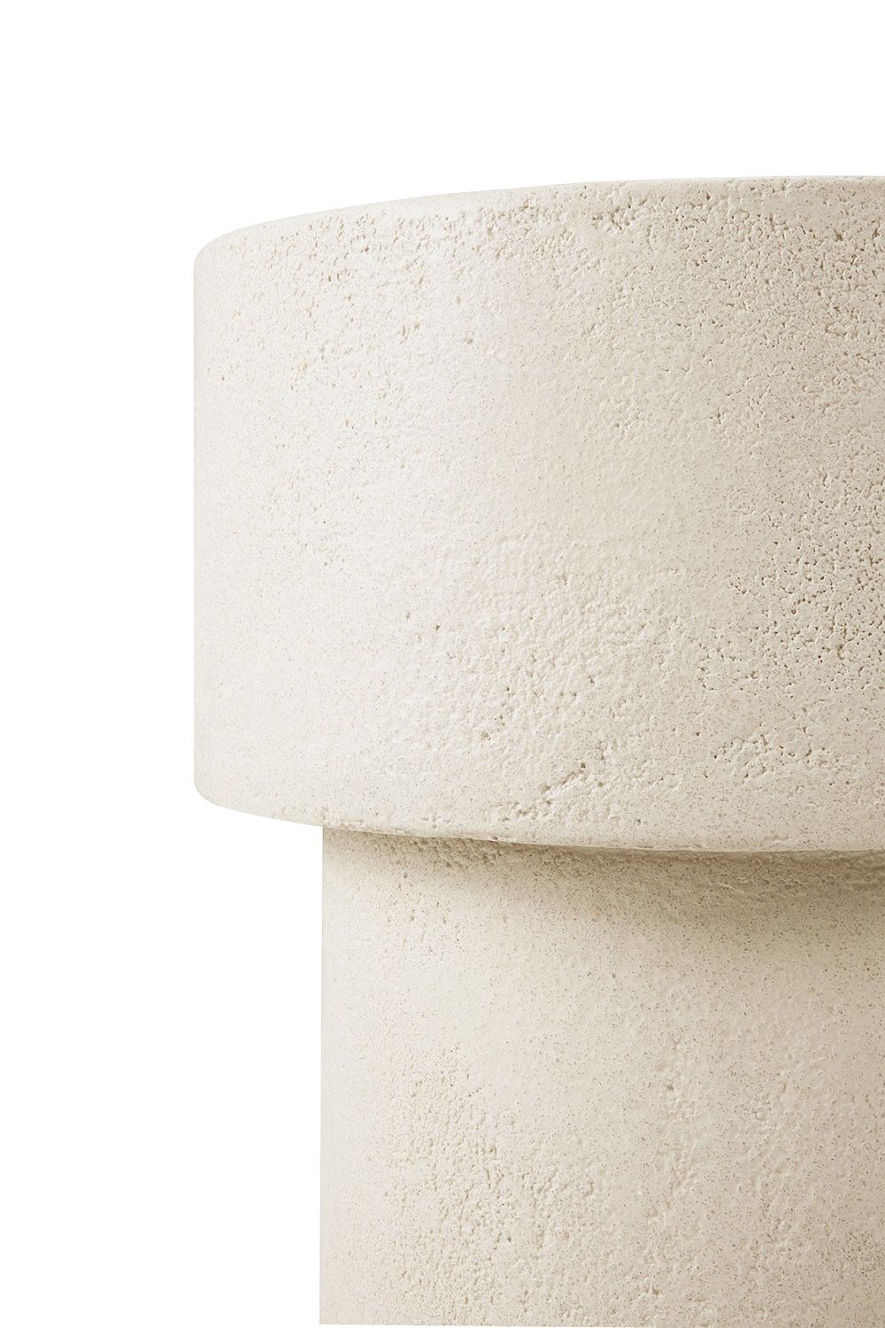 Detailaufnahme des Ethnicraft Elements Couchtischs in Off White mit Pilzform und Microzement-Oberfläche.