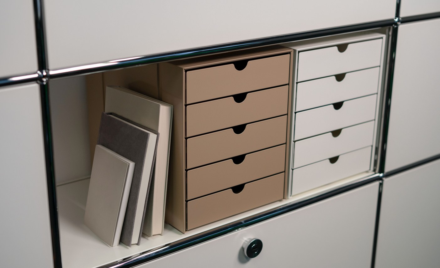 USM Haller Inos K1-kastenset C4 met 5 gesloten bakken Home Office Goudgeel