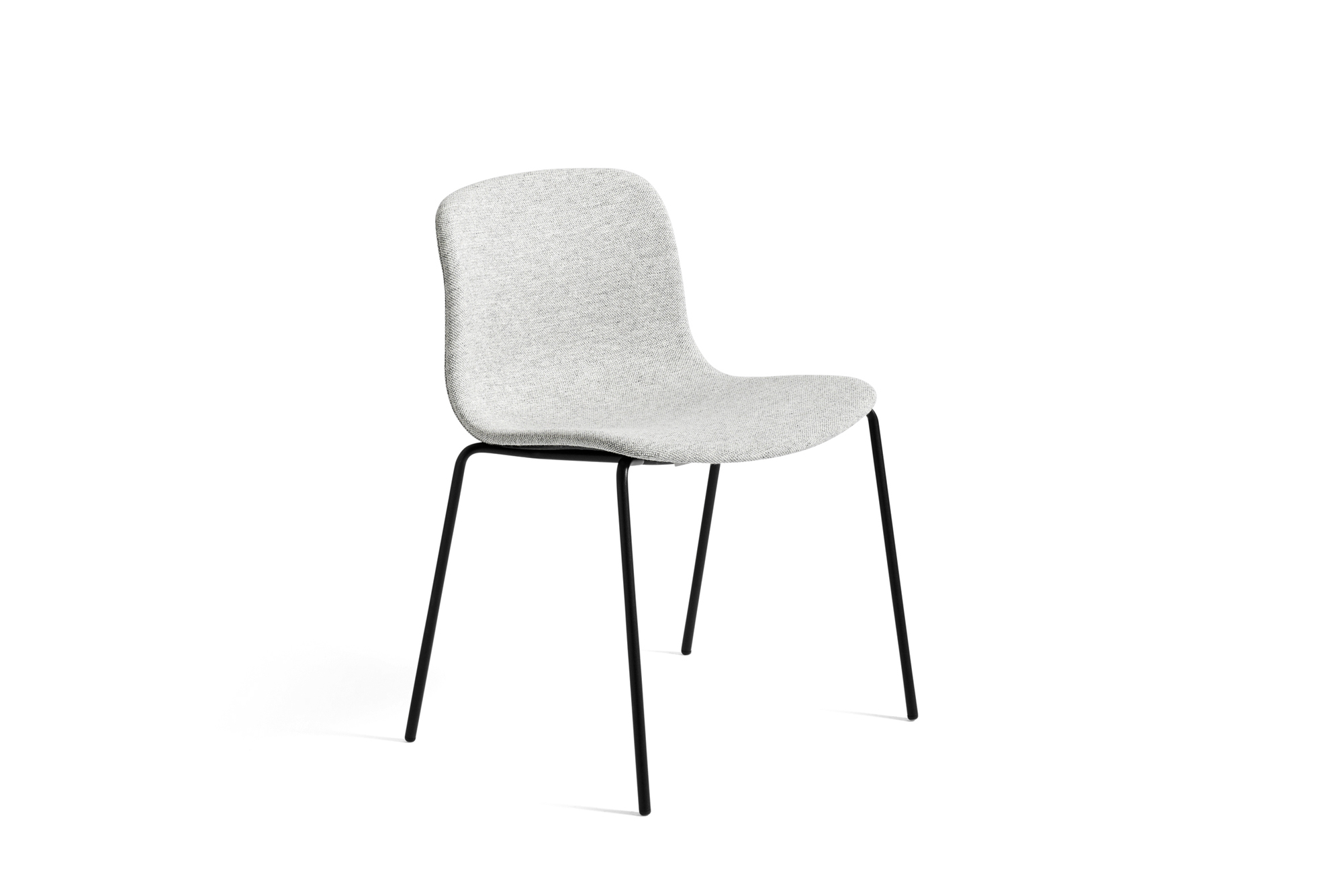 About a Chair AAC17 Stuhl von Hay mit grauem Stoffbezug und schwarzem Metallgestell.