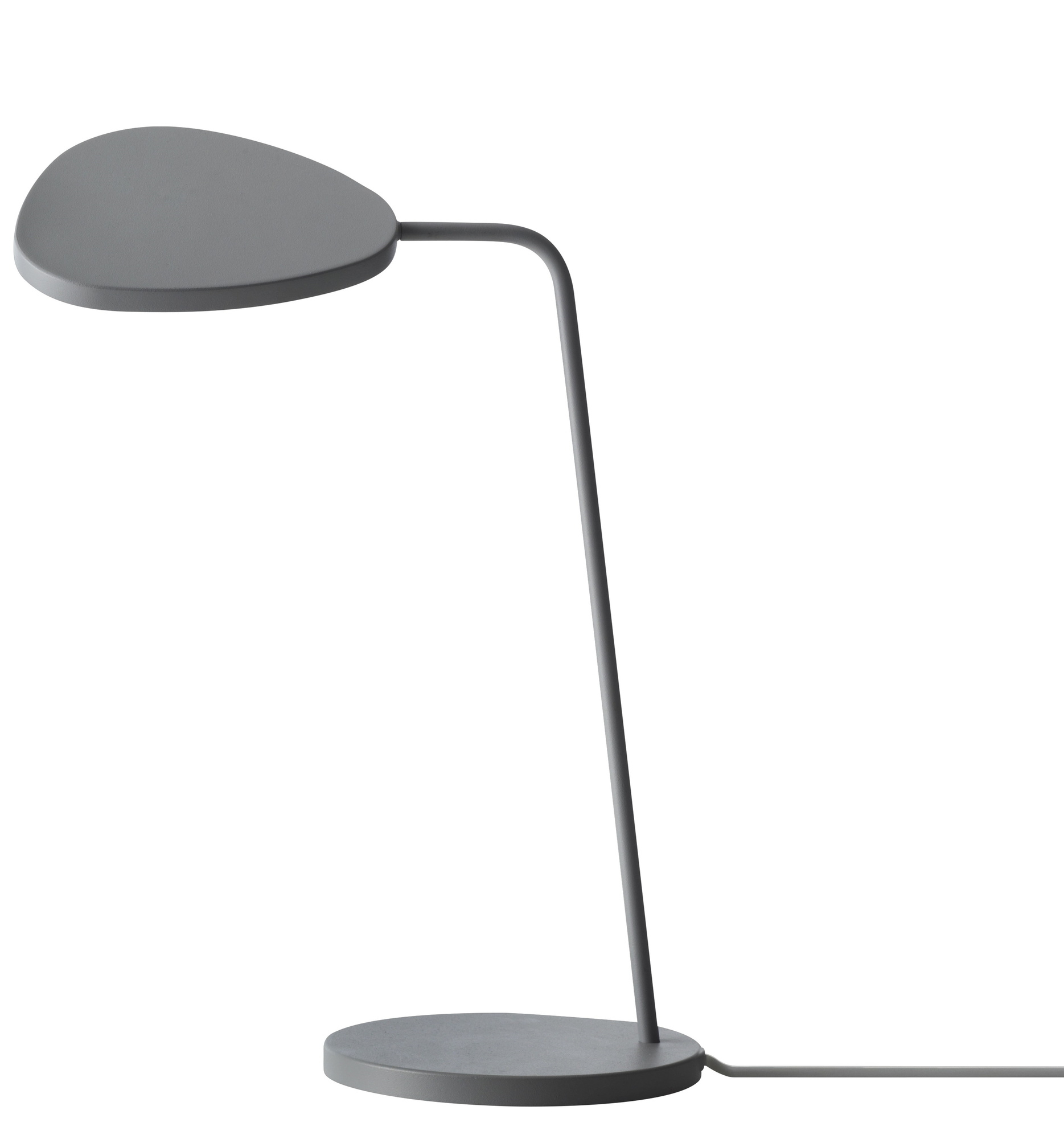 Graue Leaf Table Lamp Tischleuchte von Muuto mit blattförmigem Lampenschirm und rundem Fuß.