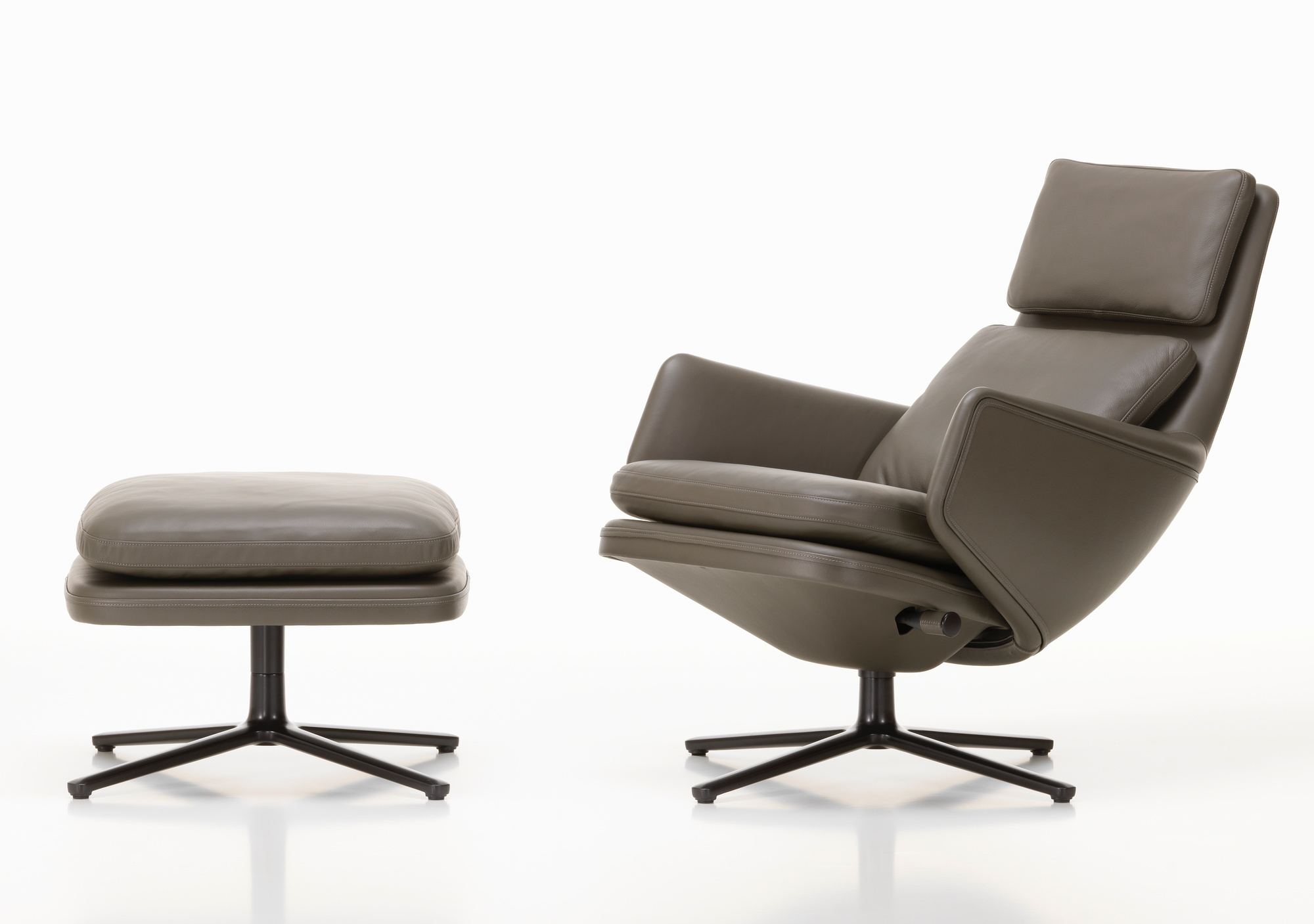 Vitra Grand Relax Sessel mit Ottoman in braunem Leder, moderner Relaxsessel für Wohnzimmer.