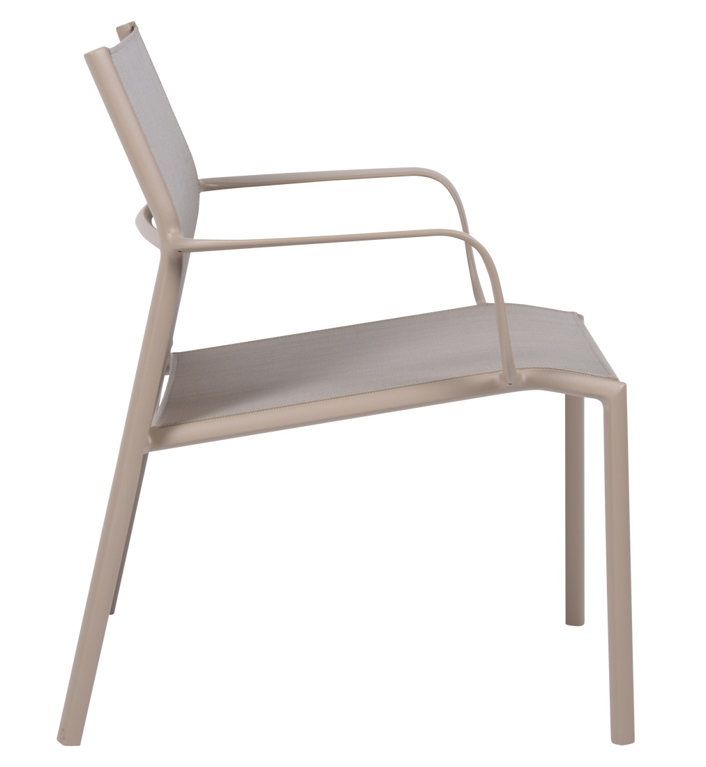 Cadiz Sessel von Fermob für den Außenbereich, modernes Design mit Armlehnen, Farbe Leinen, Seitenansicht.