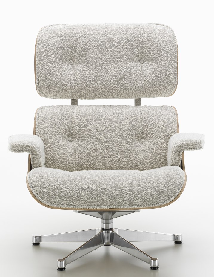 Eames Lounge Chair Sessel mit hellgrauem Stoffbezug und Aluminiumfußkreuz, Ansicht von vorne.