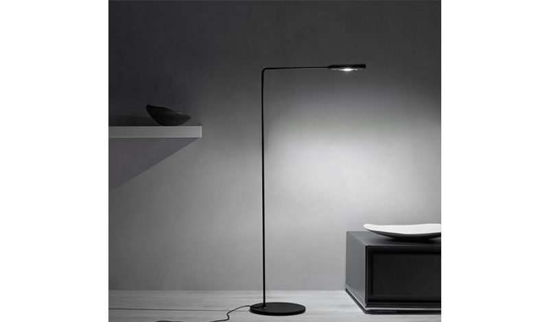 Schwarze Flo Lounge Stehleuchte von Lumina im minimalistischen Design, modernes Wohnzimmerambiente.