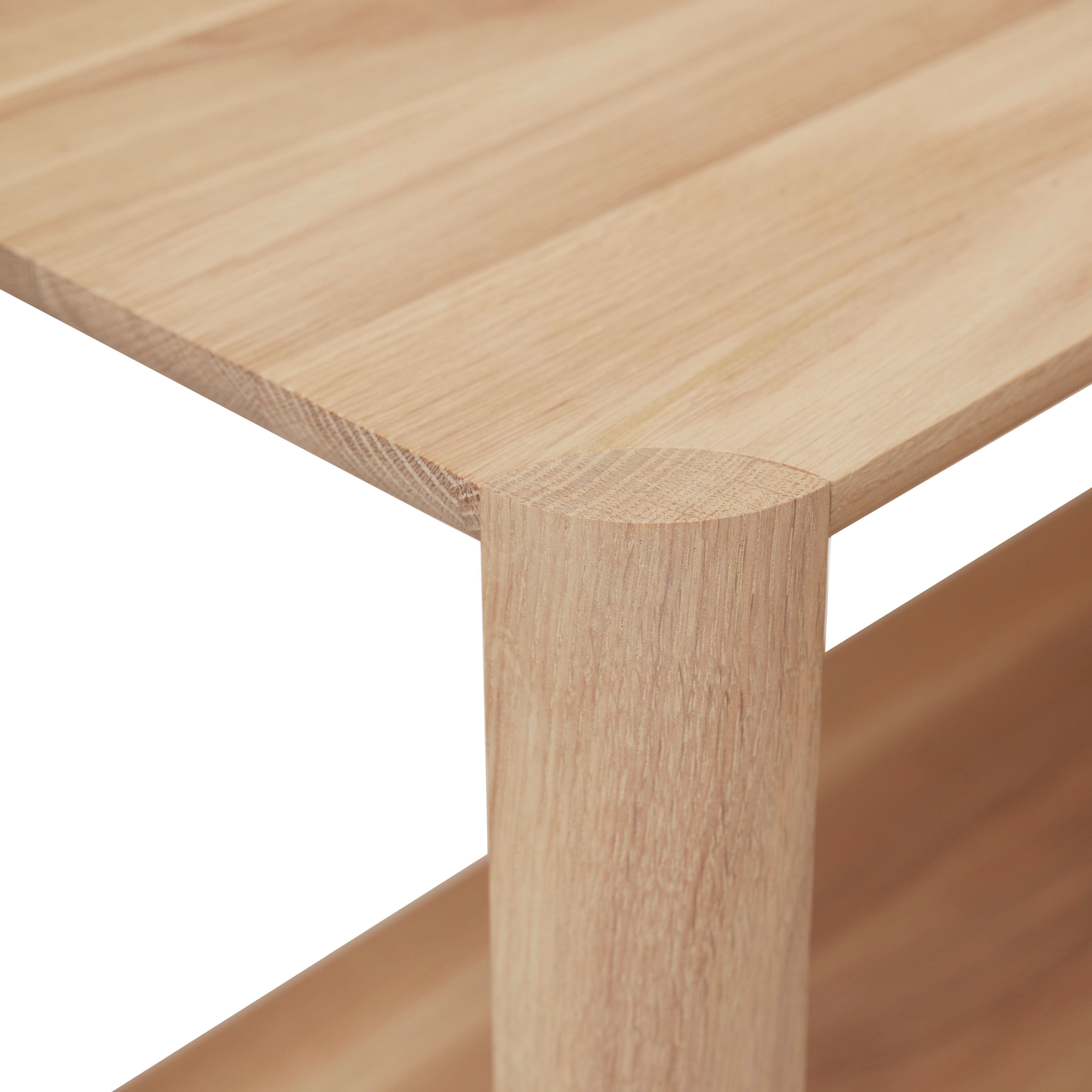Detailaufnahme des Leaf Regals: Eiche weiß geölt, skandinavisches Design, hochwertige Verarbeitung.