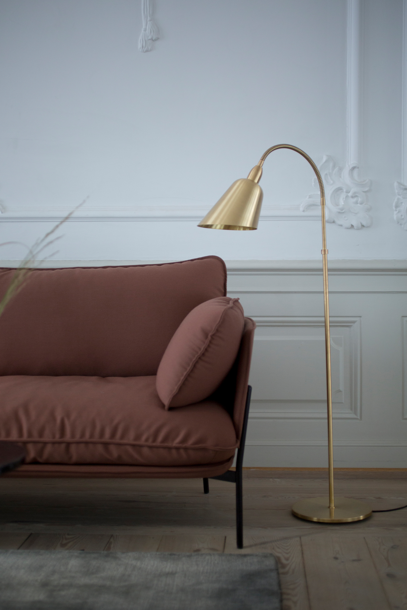 Nahaufnahme des Cloud Sofas von AndTradition, ein modernes 3-Sitzer Sofa in Rosa.