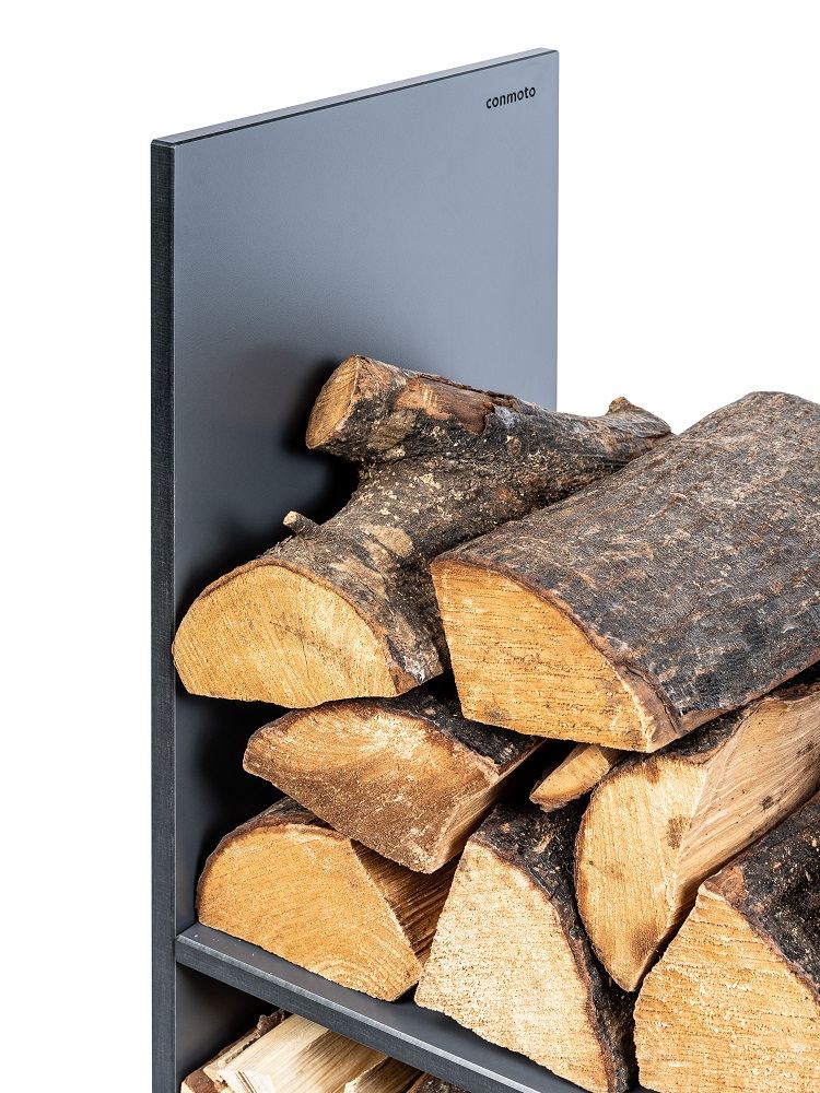 EVO Brennholzregal von Conmoto, gefüllt mit Holzscheiten, für Kaminholz Lagerung im Innenbereich.