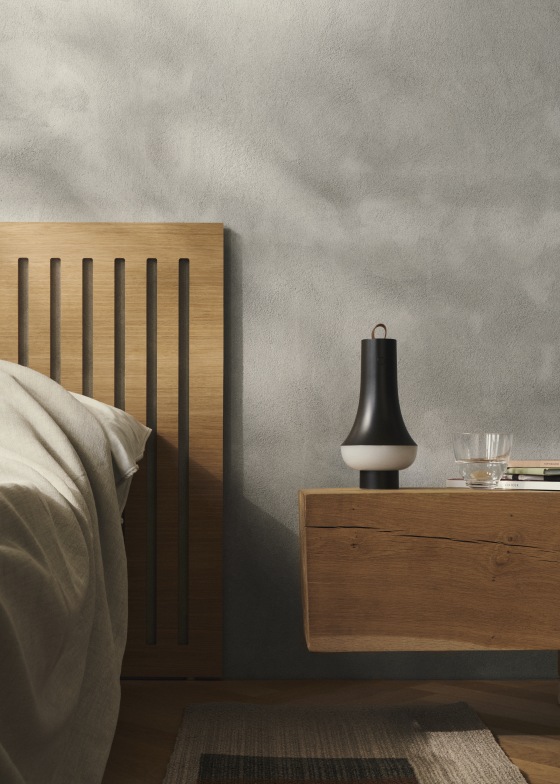 Tomoshi Akkuleuchte in Dunkelbraun von Louis Poulsen auf Nachttisch neben Bett. Moderne Tischleuchte für Schlafzimmer.