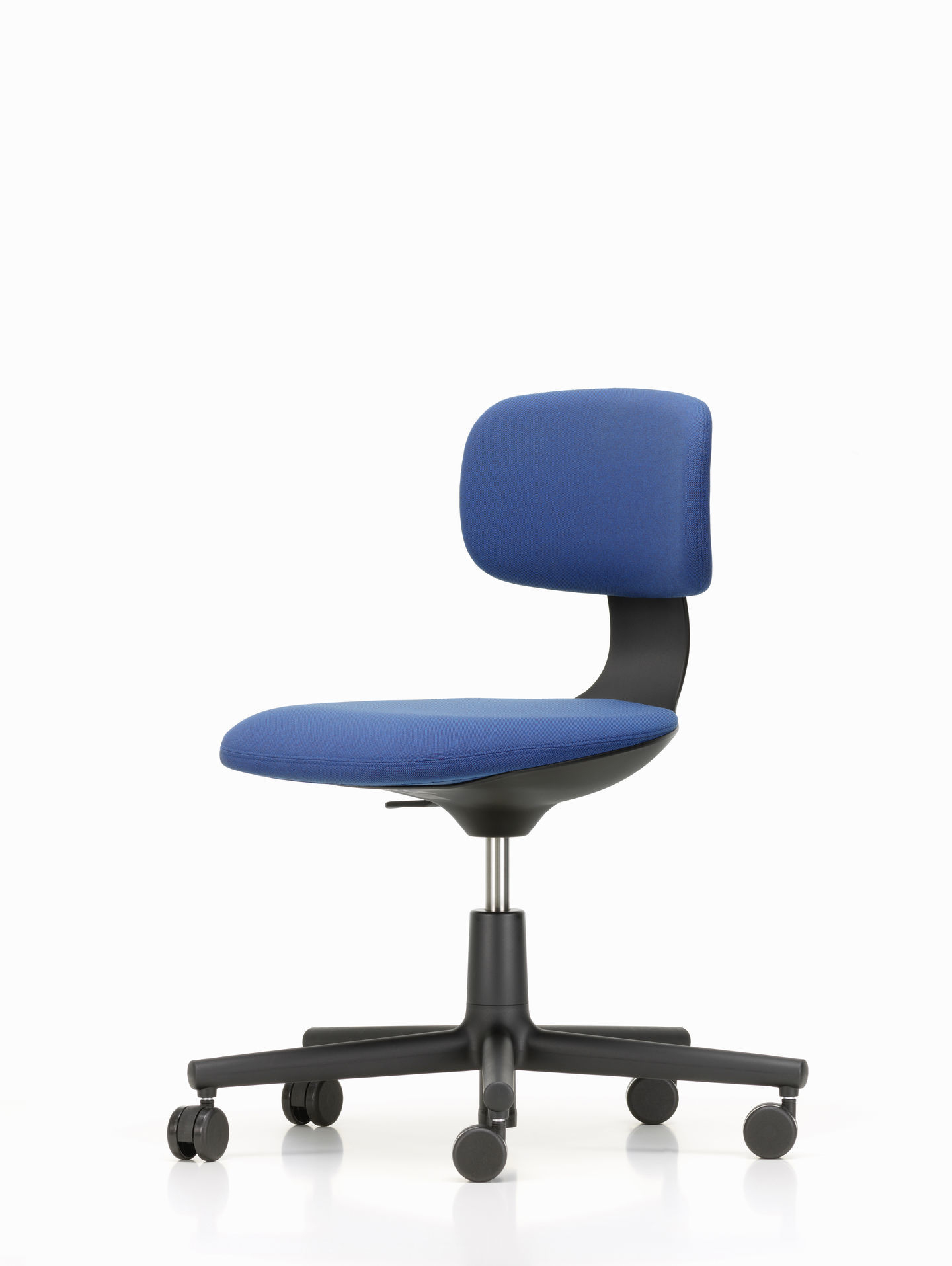 Blauer Vitra Rookie Bürodrehstuhl mit Rückenlehne und schwarzem Fußkreuz auf Rollen, seitliche Ansicht.