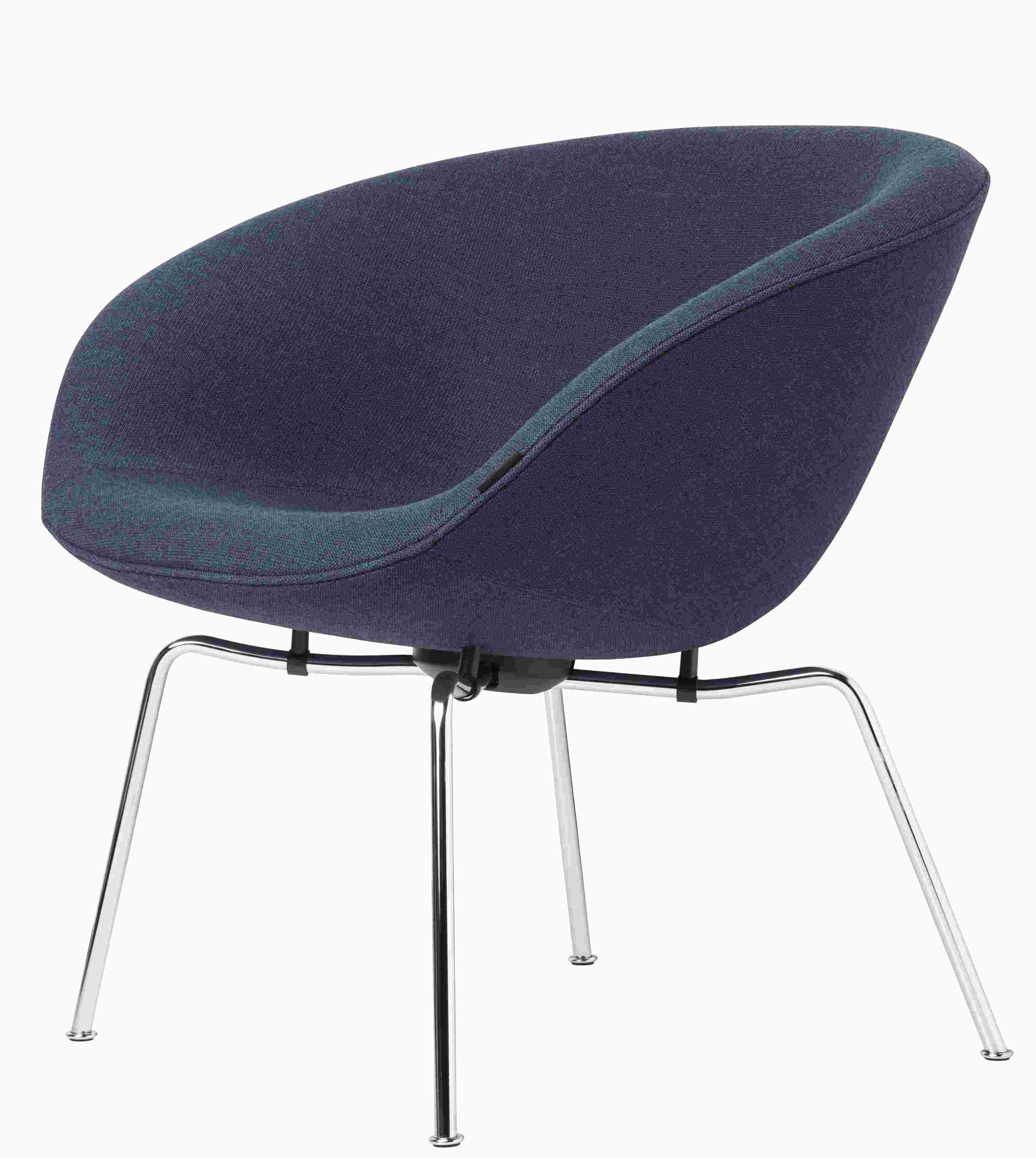 Nahaufnahme des Fritz Hansen Pot Sessels in blauem Stoff mit verchromten Beinen, moderner Loungesessel.