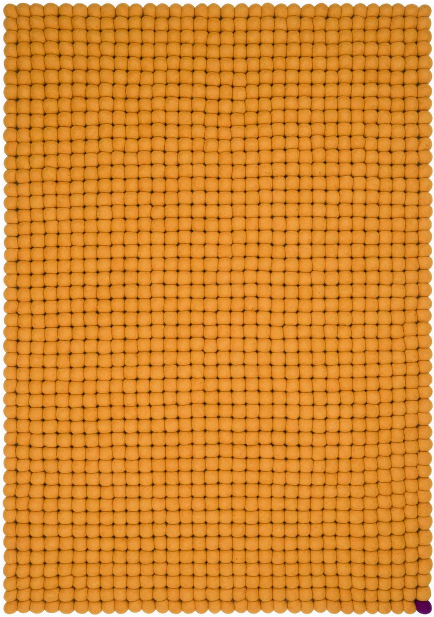 Ockergelber Filzteppich "Big One" aus Filzkugeln, rechteckig, 200x300 cm, Detailansicht der Textur.