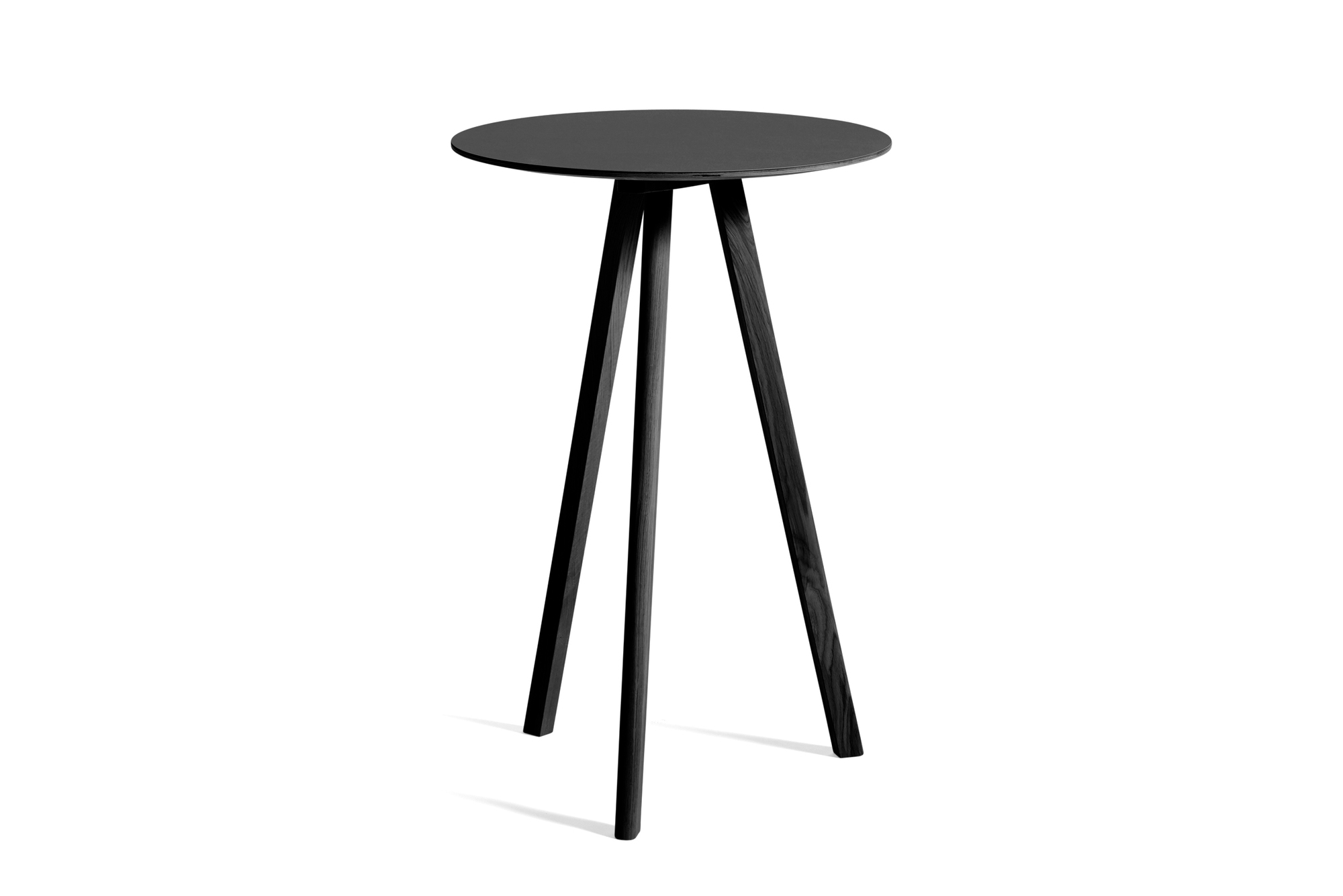 Schwarzer Copenhague Table CPH 20 Stehtisch von Hay mit runder Tischplatte und drei Beinen.