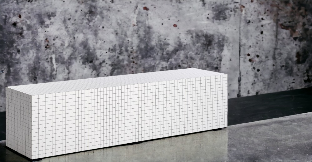 Weißes 756 Quaderna Sideboard von Zanotta mit schwarzem Rastermuster vor einer grauen Wand.