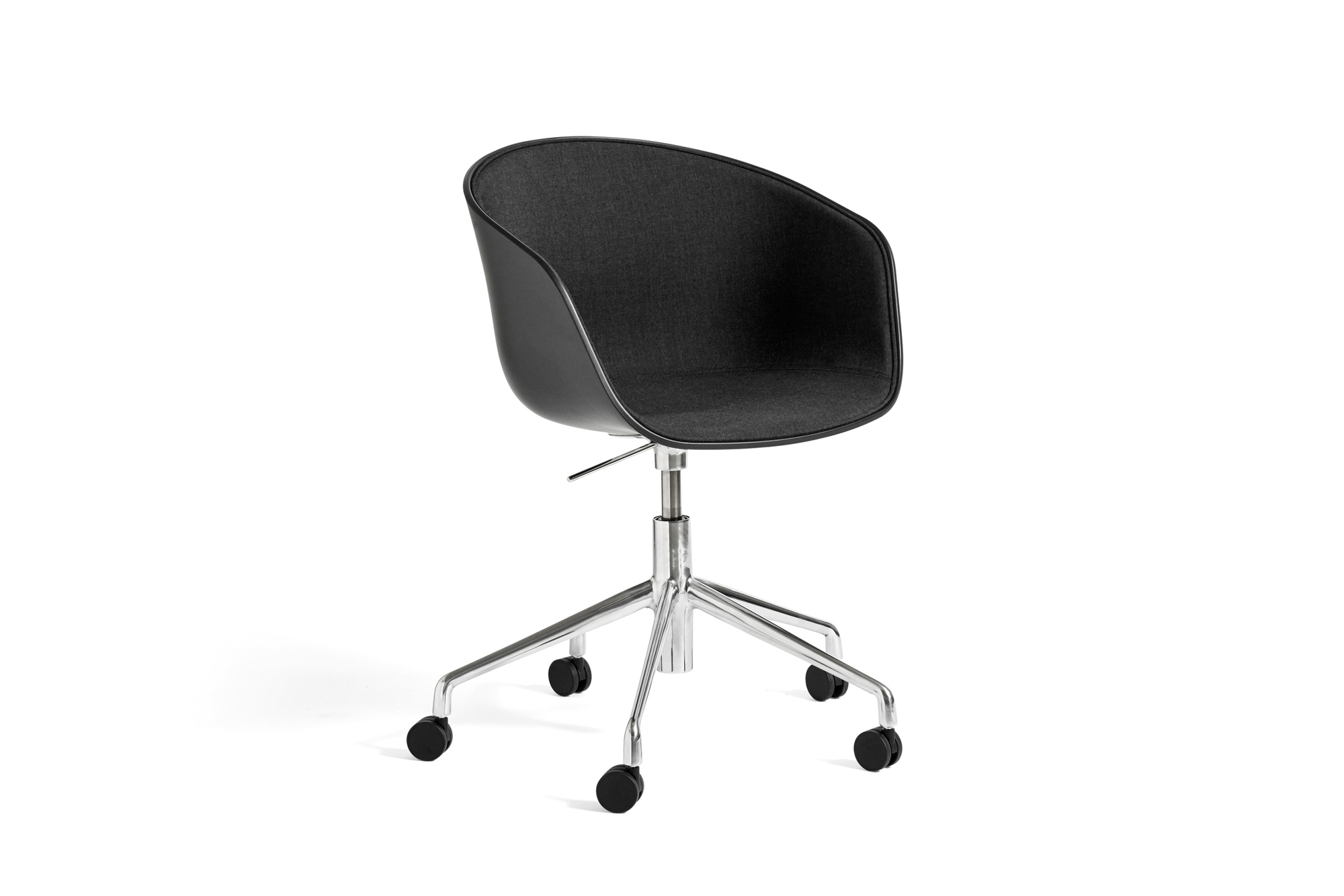 About a Chair AAC52 Drehstuhl von Hay mit schwarzer Sitzschale und Chromgestell.