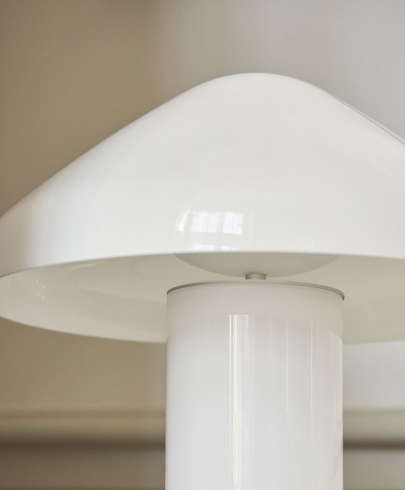 Detailaufnahme der weißen Pao Tischleuchte von Hay, eine moderne Glasleuchte für Wohnzimmer und Schlafzimmer.