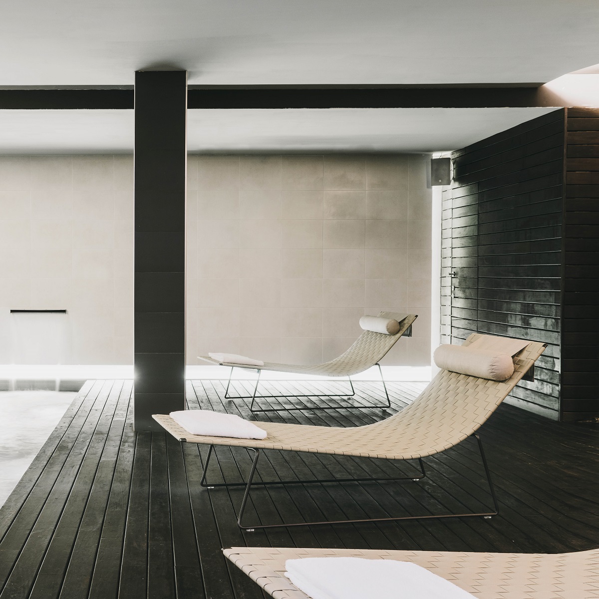Trenza Liege TU0704 von Andreu World: Moderne Outdoor Chaise Lounge aus geflochtenem Textil und Metallgestell.