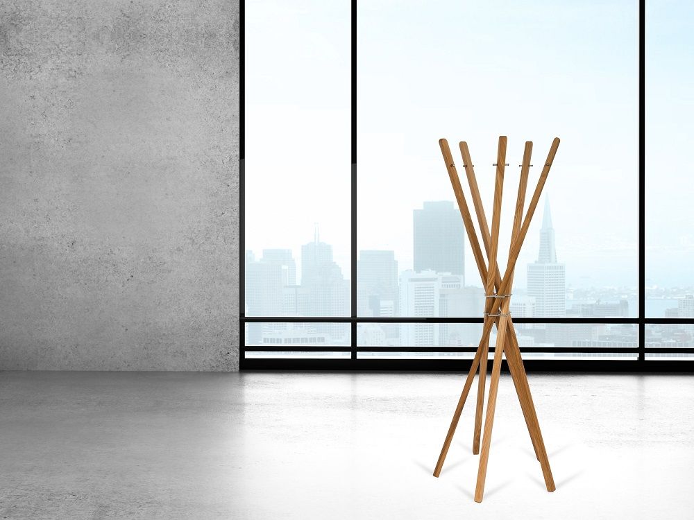 Mary Garderobenständer von Keilbach Designprodukte, moderner Holz Garderobenständer mit fünf Stäben vor Fenster mit Skyline.
