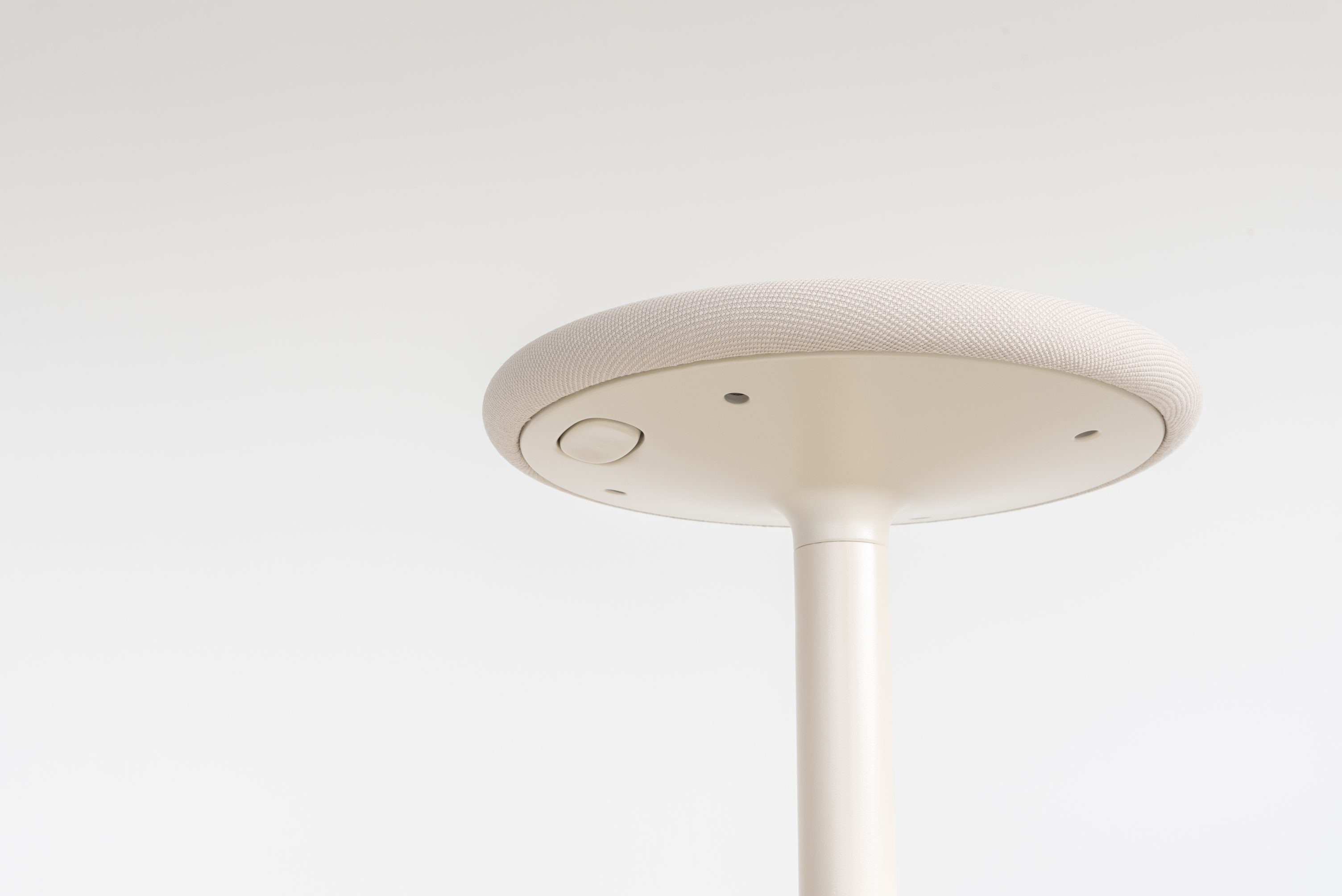 Detailaufnahme des Tibu Stool Hockers von Magis in Beige mit Stoffbezug und Höhenverstellung.