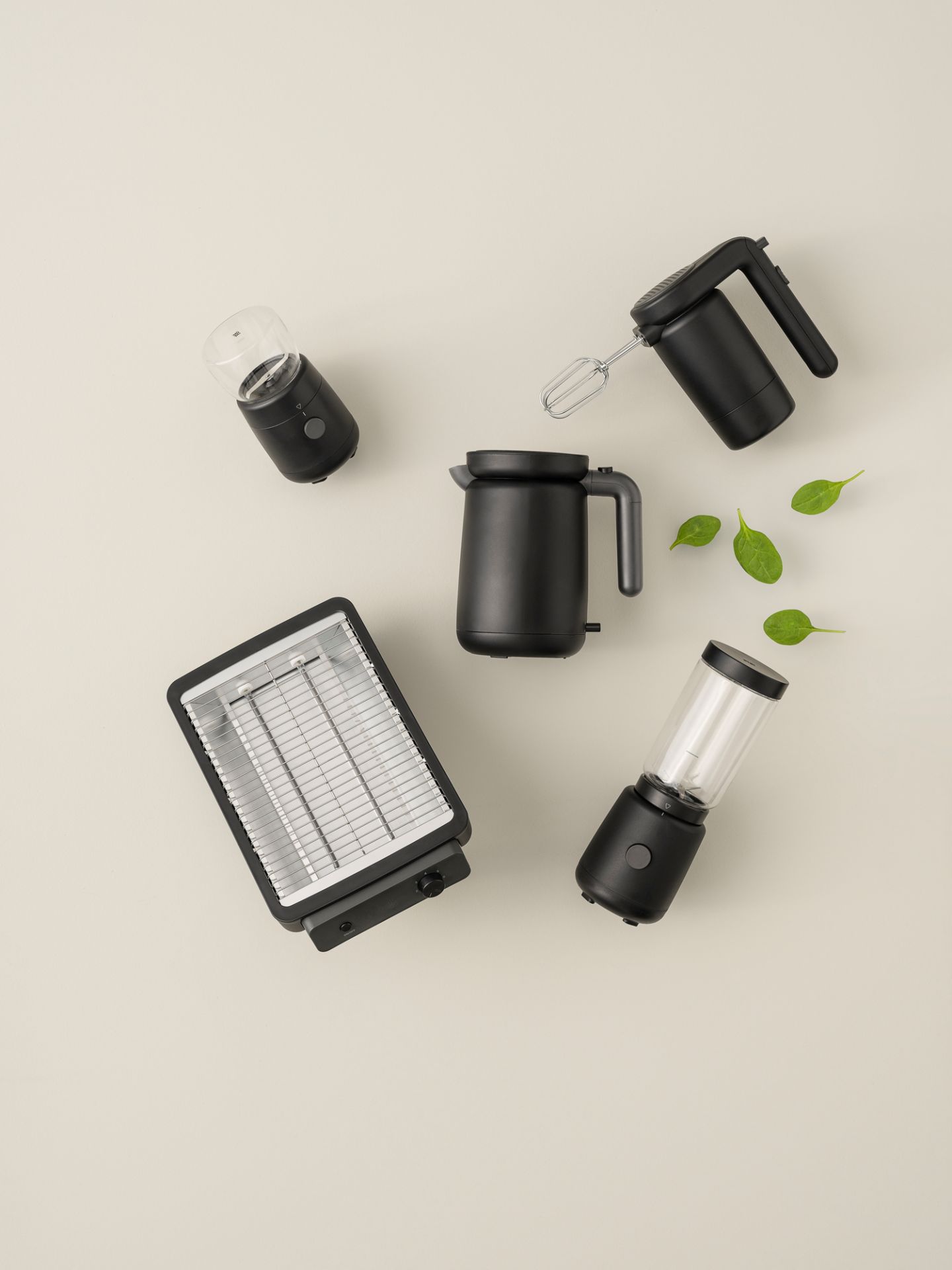 Produktbild: Schwarzer Toaster, Wasserkocher, Handmixer und Mini-Blender für die moderne Küche.
