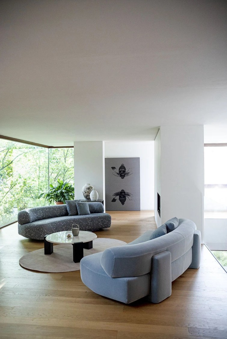 Helles Wohnzimmer mit Gogan Sofa von Moroso, modernes 3-Sitzer Designersofa in Grau und Blau.