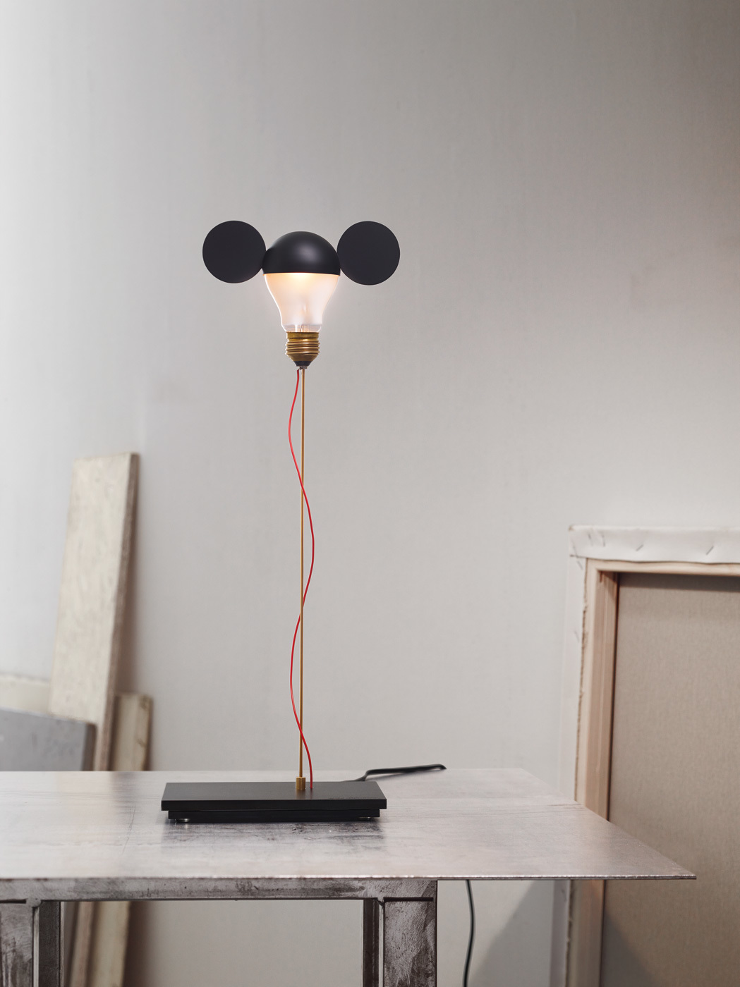 I Ricchi Poveri Toto Tischlampe: Glühbirne mit schwarzen Ohren und rotem Kabel.