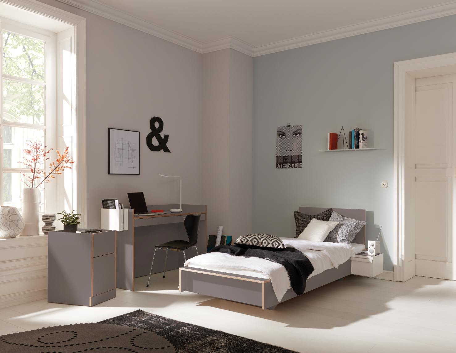 Helles Schlafzimmer mit Flai Bett von Müller Möbelwerkstätten, Schreibtisch und moderner Einrichtung.