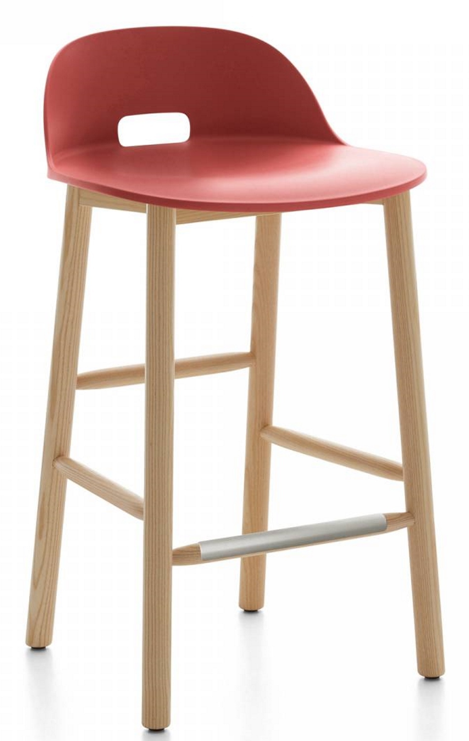 Roter Alfi Barhocker mit niedriger Rückenlehne und hellem Holzgestell, Fußstütze aus Metall.