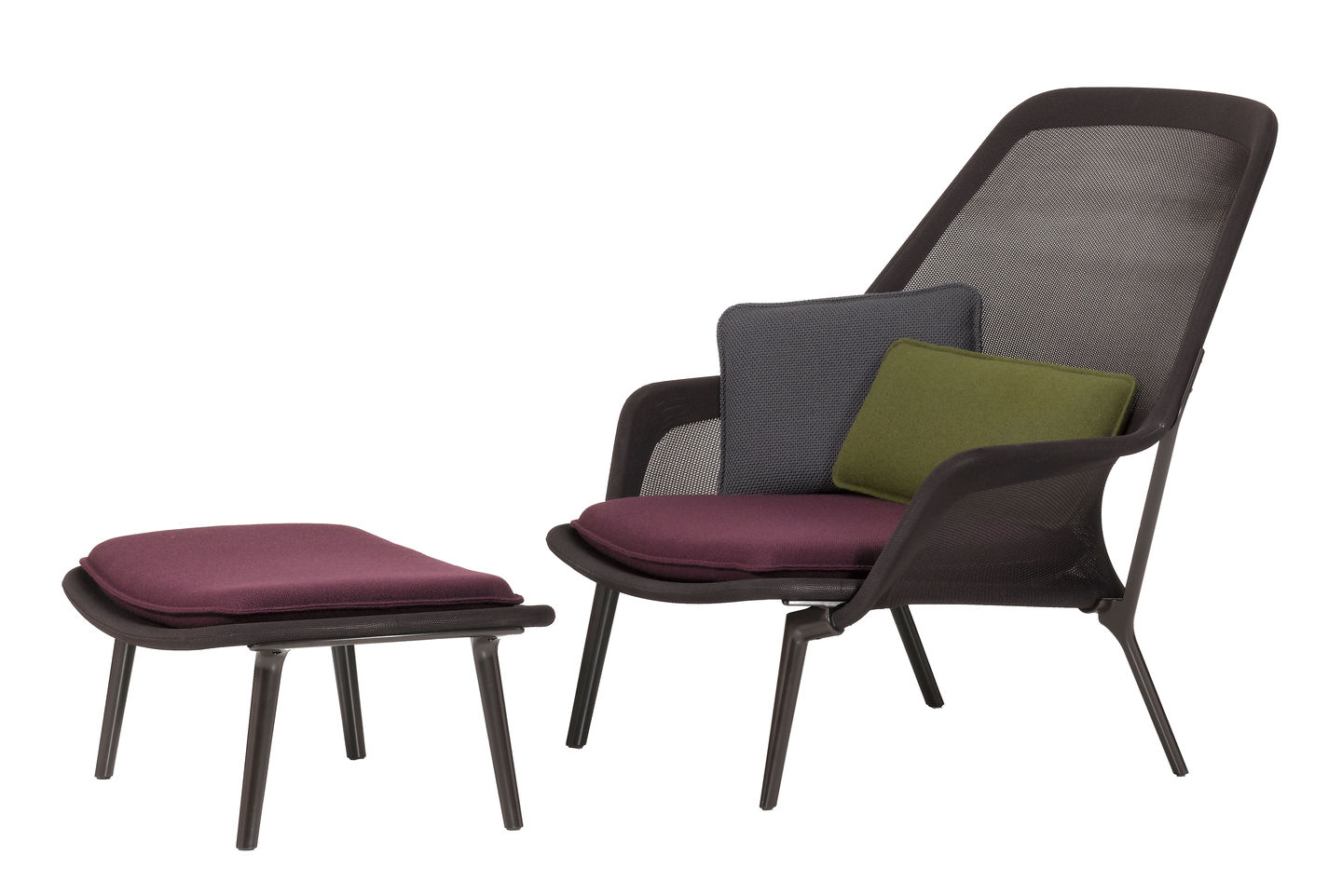 Vitra Slow Chair Sessel mit Ottoman in Braun, Lila und Kissen auf weißem Hintergrund.