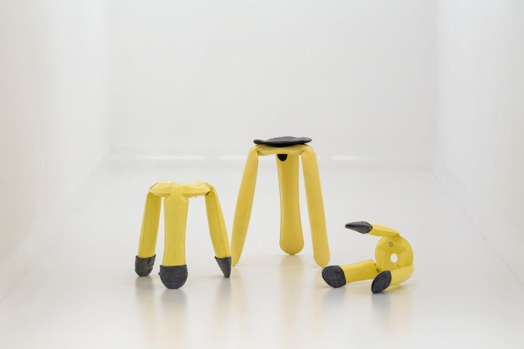 Gelbe Designer-Hocker aus Kunststoff, drei Größen, modernes Möbeldesign für Wohnzimmer und Kinderzimmer.