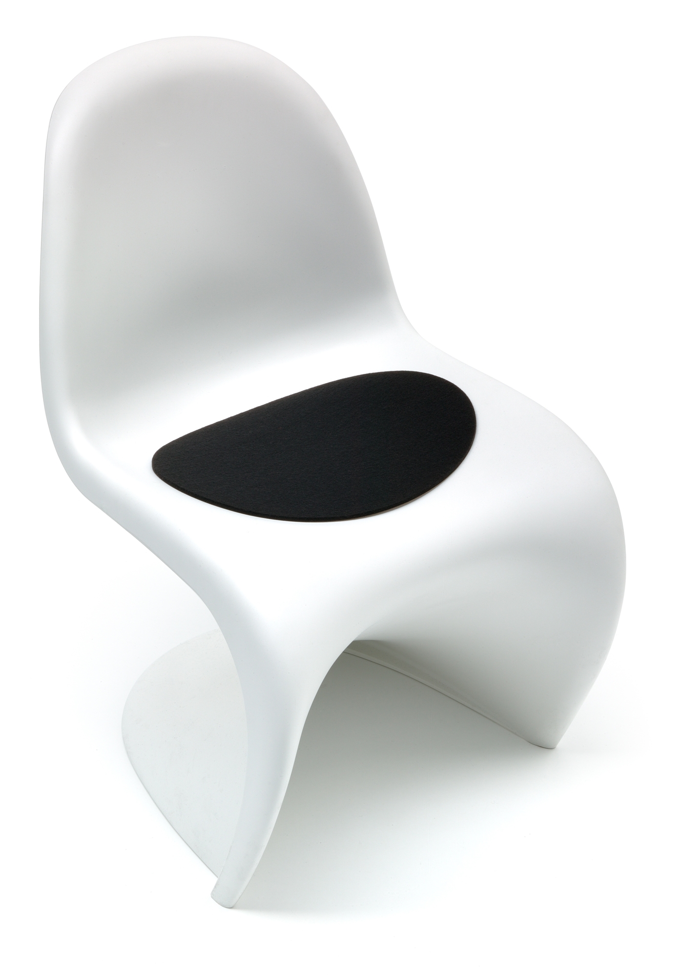 Weißer Panton Chair mit schwarzer Filz Sitzauflage von Hey Sign. Bequeme Sitzgelegenheit mit Filz.