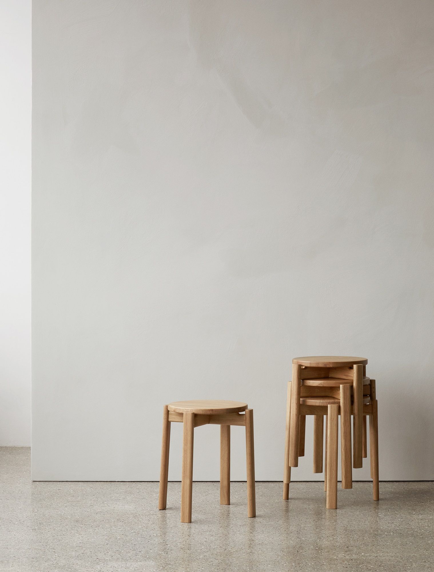 Passage Stool Hocker von Audo Copenhagen aus hellem Holz, minimalistisches Design für moderne Einrichtungen.