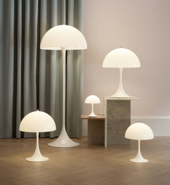 Gruppe von weißen Panthella Lampen: Tischleuchten und Stehleuchte, modernes Design für Wohnzimmer und Schlafzimmer.