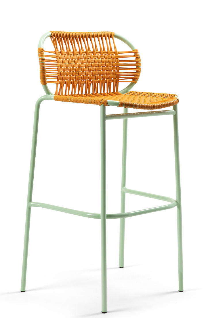 Ames Cielo Barstuhl: Outdoor-Barhocker mit orangefarbener Sitzfläche und mintgrünem Gestell.