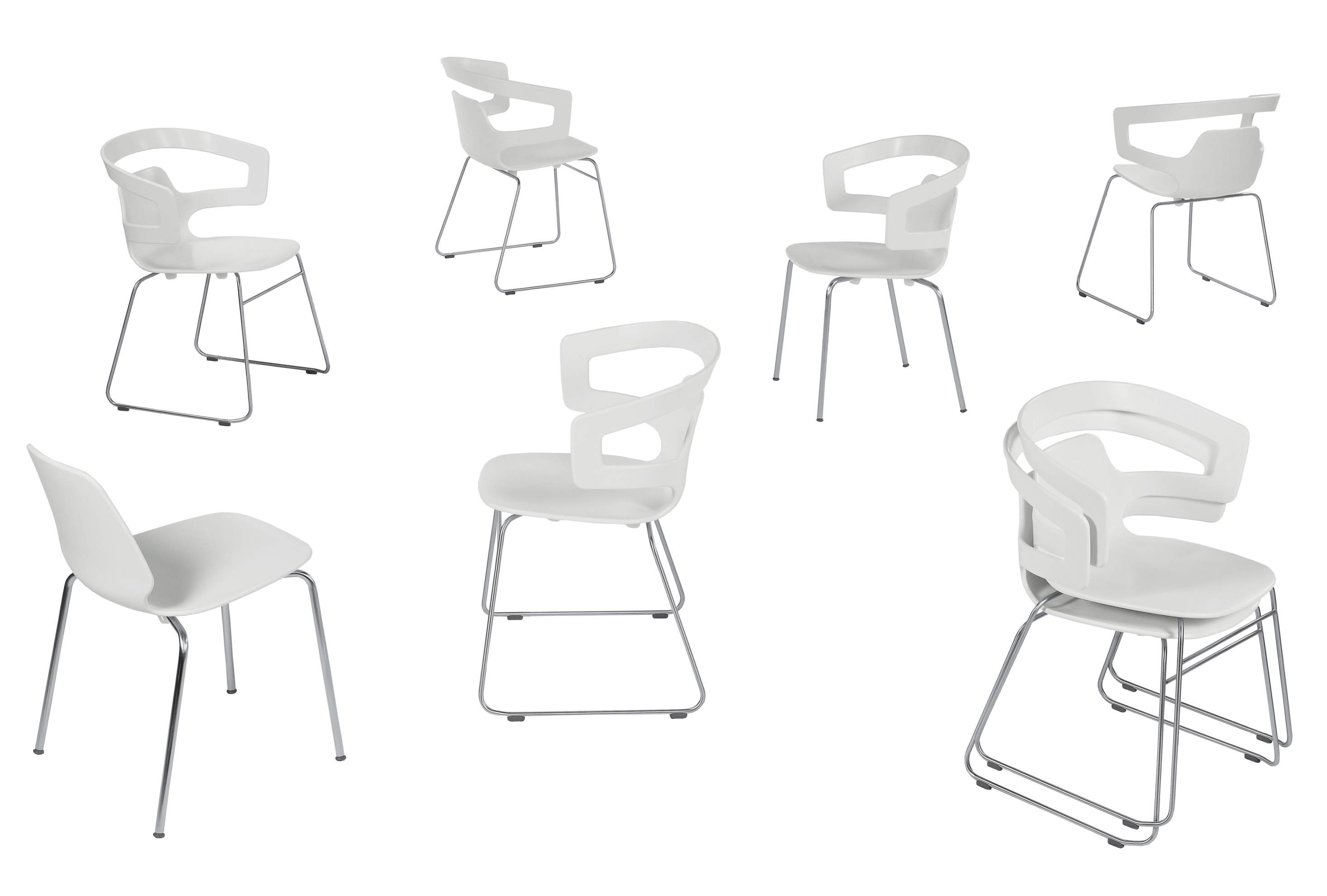 Mehrere weiße Segesta Chair 500 Stühle Alias mit Armlehnen und verchromten Gestellen auf weißem Hintergrund.