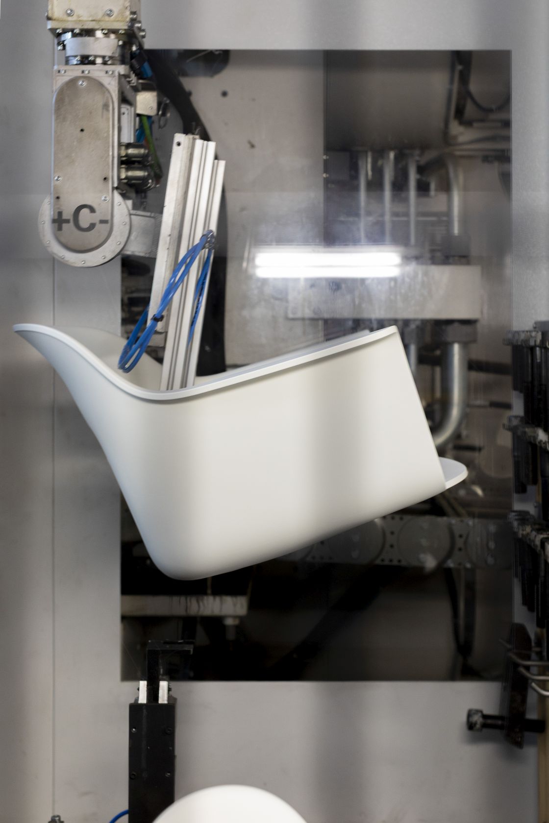 Layout Armchair 233 Armlehnstuhl von Hay in der Produktion, automatisierte Fertigung eines weißen Design Stuhls.