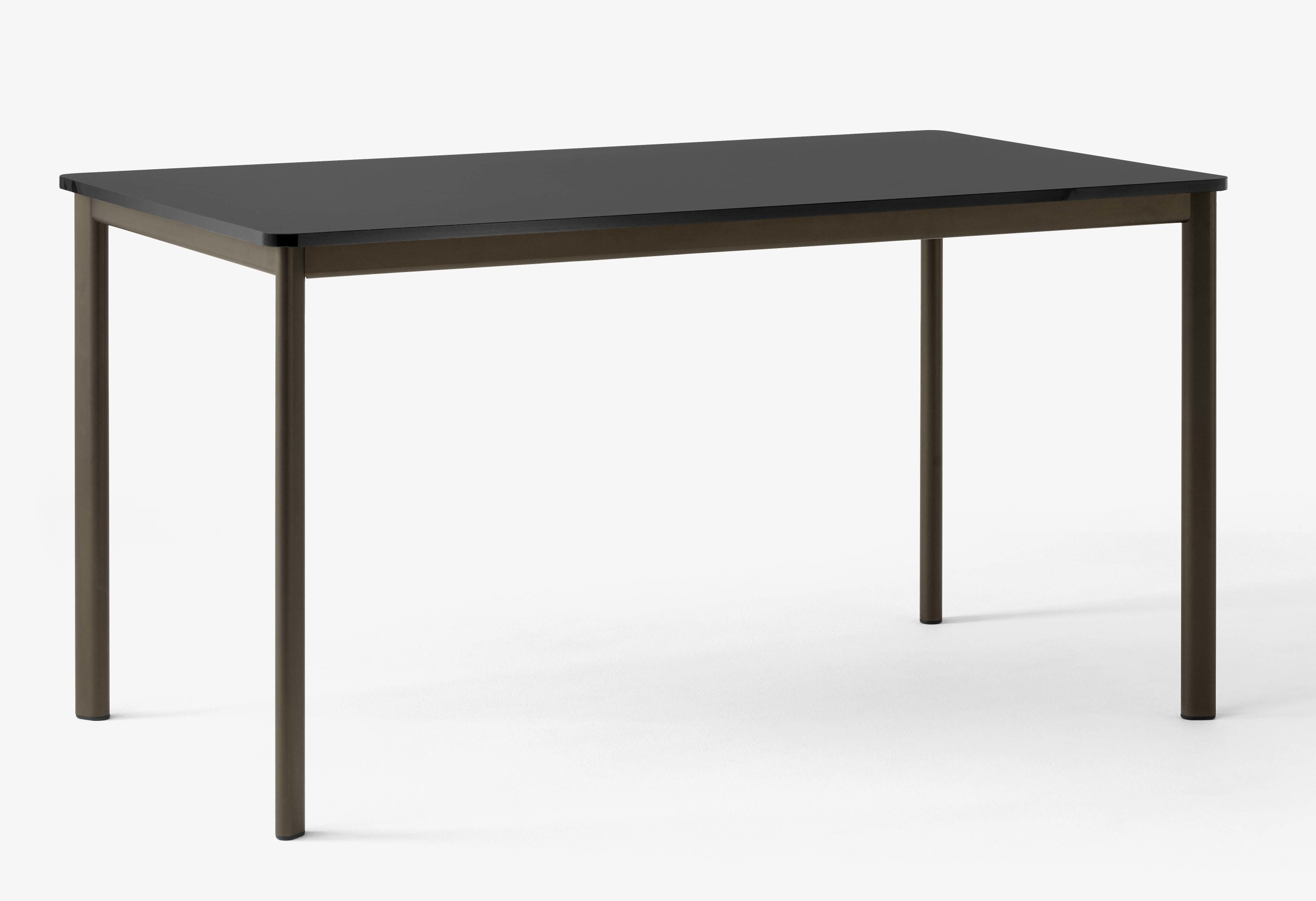 AndTradition Drip Table mit schwarzer Tischplatte und braunem Metallgestell, moderner Esstisch für Esszimmer.